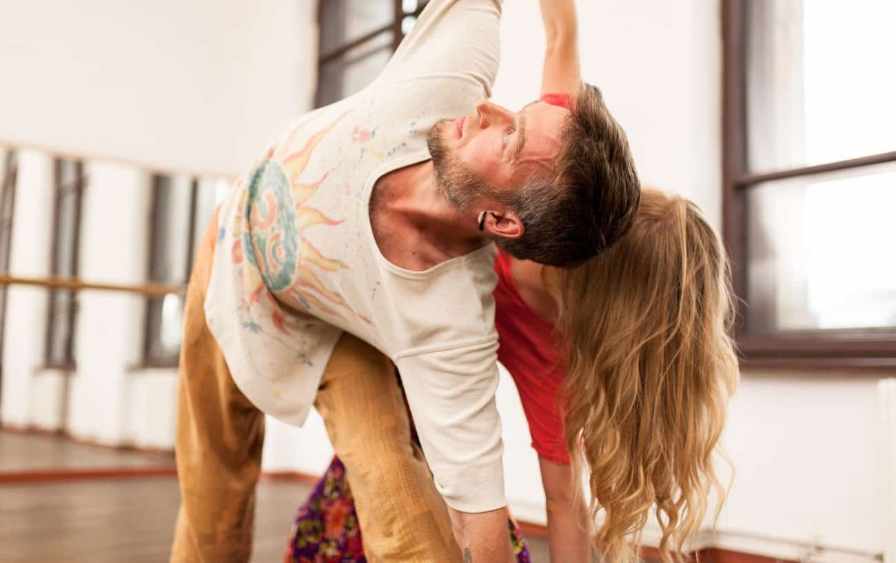 Here are six reasons to practice couple yoga
