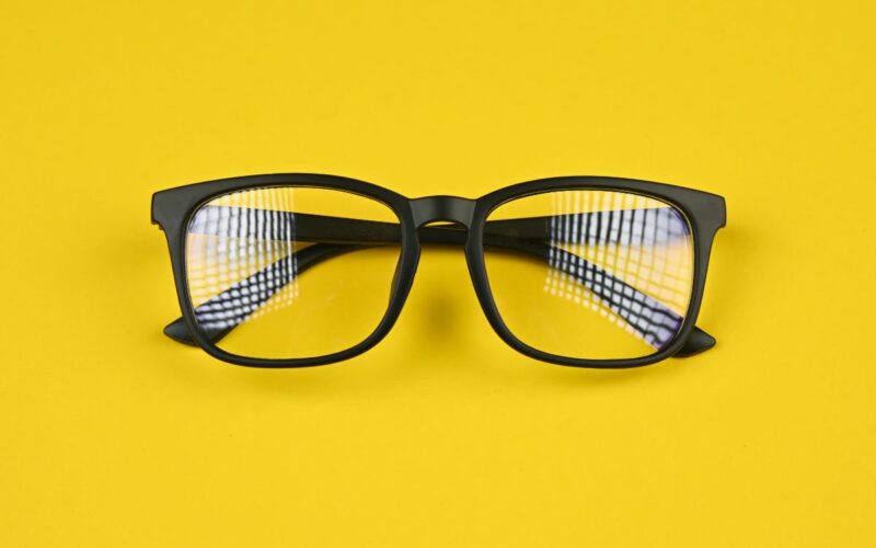 8 Ways to Find Suitable Eyeglass Frames for Men!